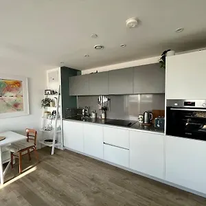 Apartment Elegant Chic Living: 1 Bed In Vibrant Area, London